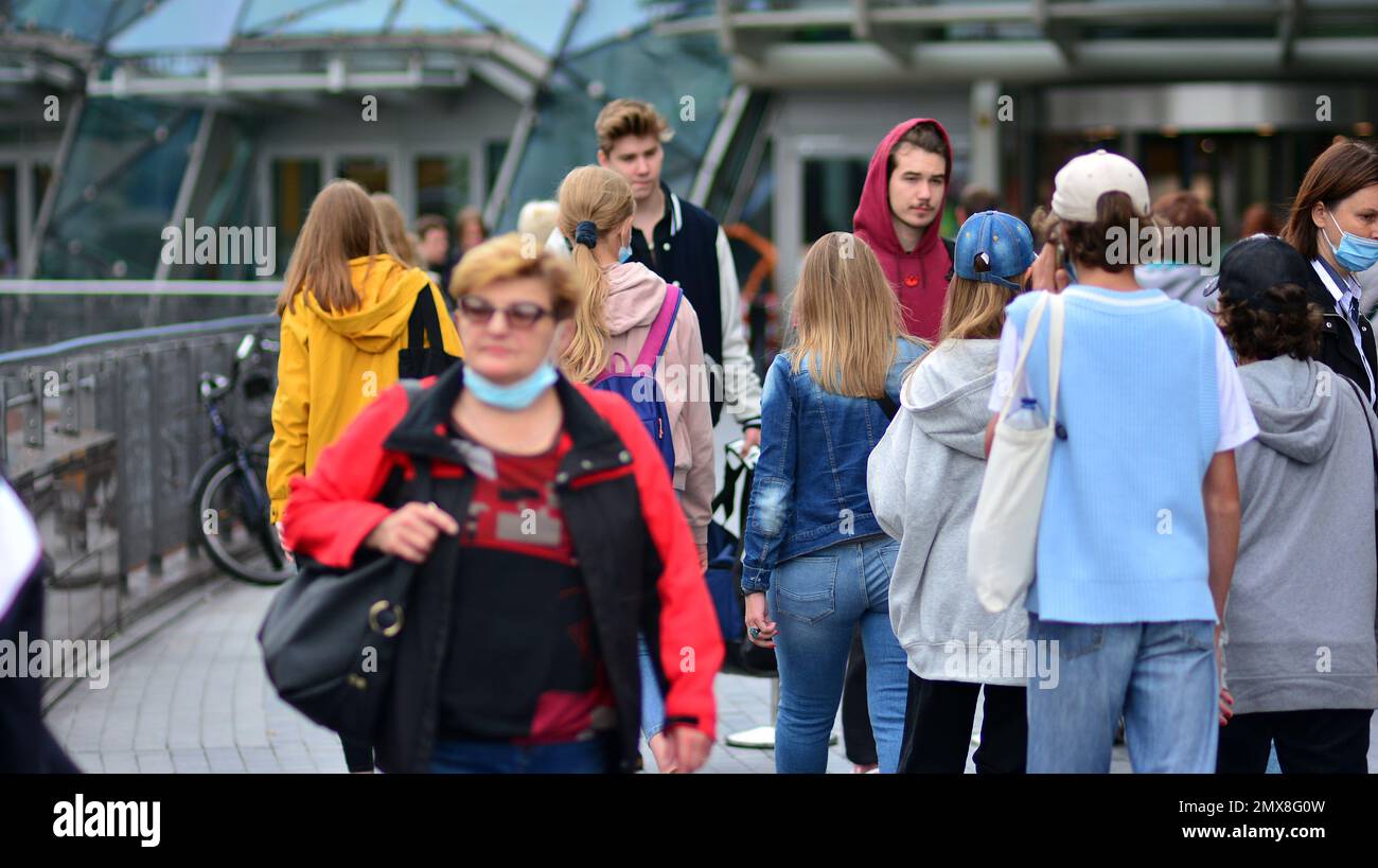 Varsavia, Polandd. 24 agosto 2021. Marciapiede affollato con pendolari e turisti da tutto il mondo. Foto Stock