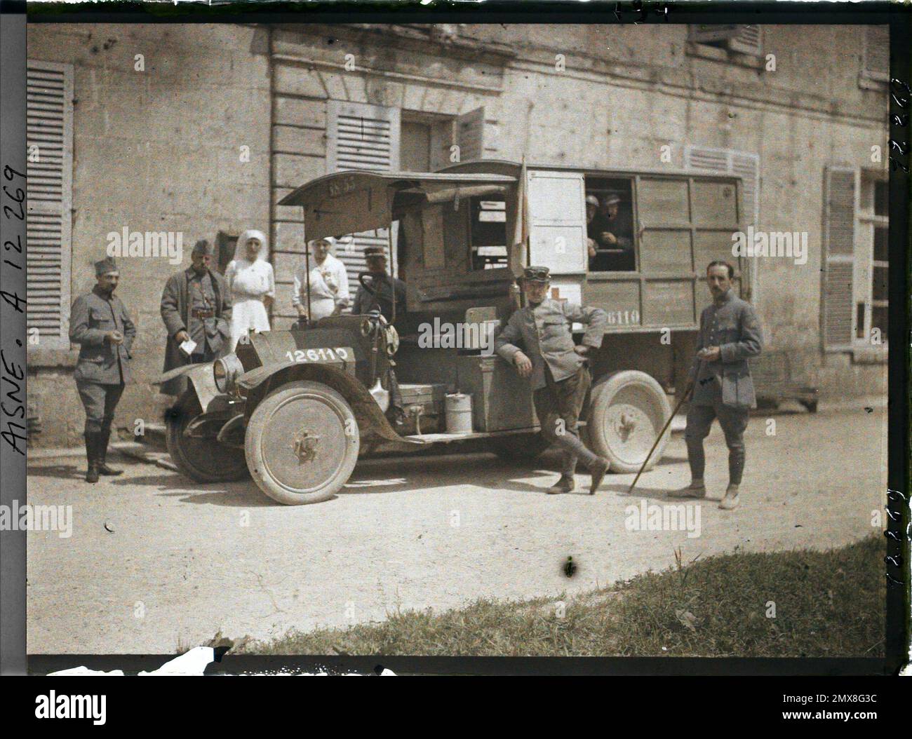 Vauxbuin, Aisne, Francia auto-abumbula circondato da soldati e infermieri , 1917 - Aisne - Fernand Cuville (sezione fotografica dell'esercito) - (maggio-luglio) Foto Stock
