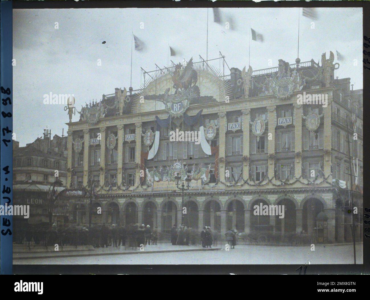 Parigi (Ier arr.), decorazioni in Francia sui negozi del Louvre Place du Palais-Royal per i Festival della Vittoria del 13 e 14 luglio 1919 , Foto Stock