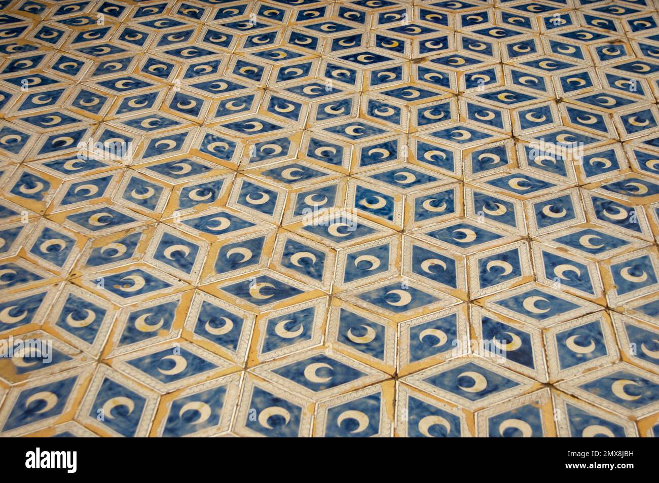 Splendido motivo in un pavimento decorato con luna. Giallo e blu Foto Stock