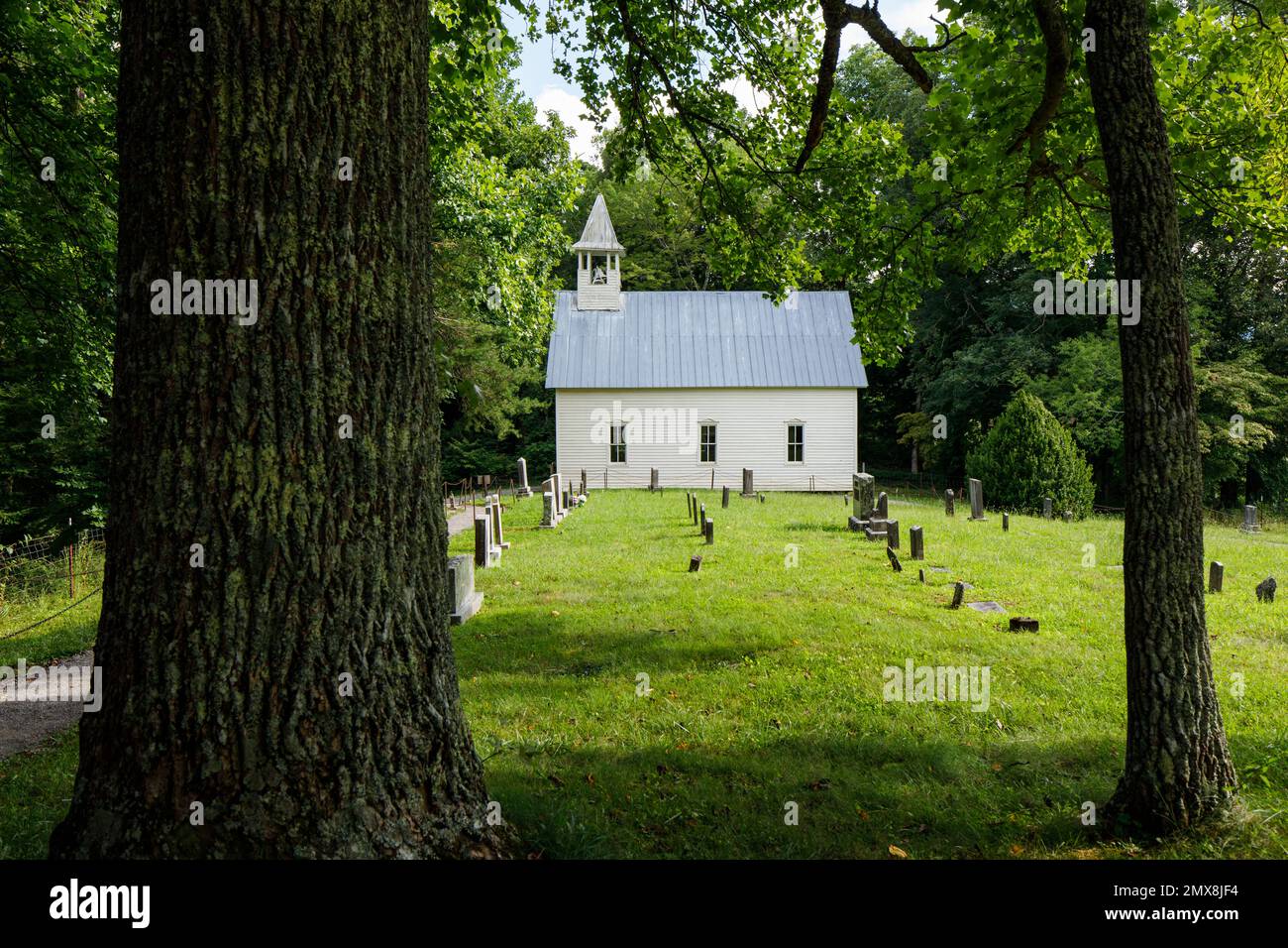 Chiesa metodista storica e cimitero circostante a Cades Cove, Great Smoky Mountains National Park, Tennessee, Stati Uniti. Foto Stock