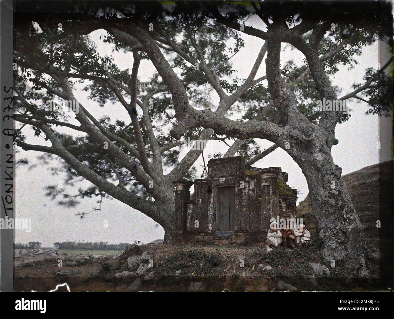 Provincia di Kiên-an, Tonkin, Indochina piccolo monumento funerario vicino alla strada che porta a Hai-Phong , Léon Busy in Indochina Foto Stock