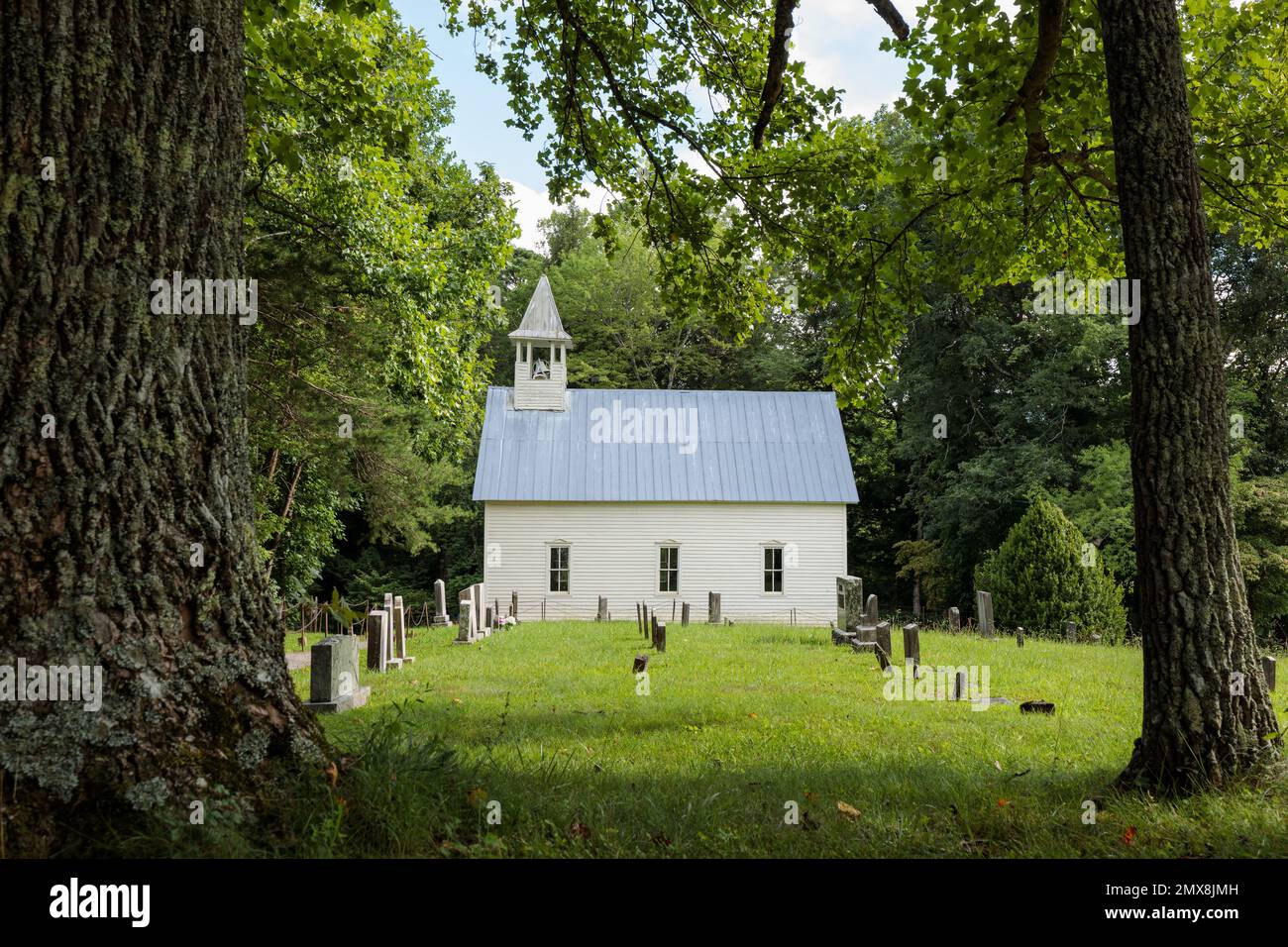 Chiesa metodista storica e cimitero circostante a Cades Cove, Great Smoky Mountains National Park, Tennessee, Stati Uniti. Foto Stock