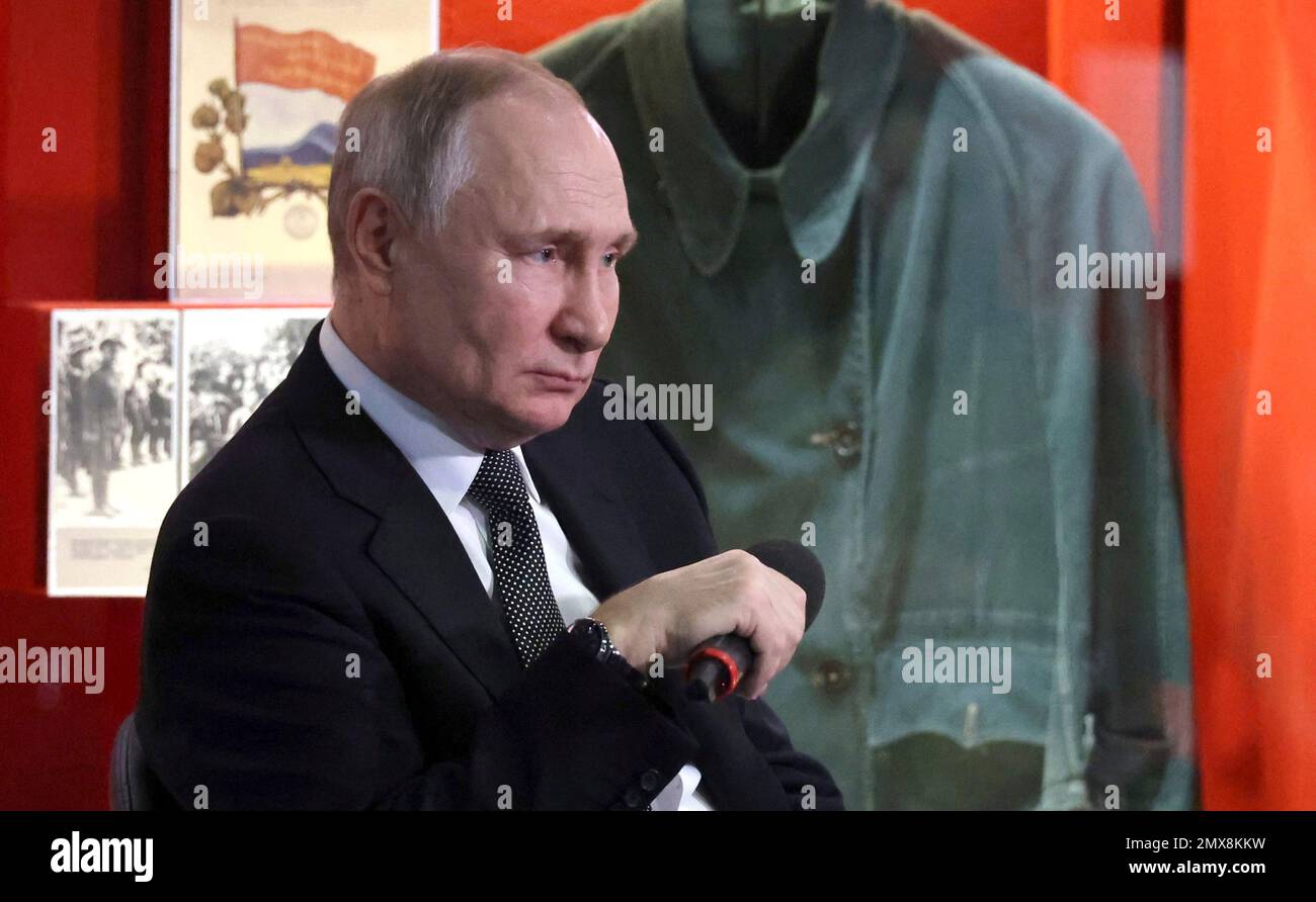 Volgograd, Russia. 02nd Feb, 2023. Il presidente russo Vladimir Putin incontra membri di organizzazioni patriottiche e giovanili alla Battaglia del Museo Panorama di Stalingrado, 2 febbraio 2023 a Volgograd, Russia. Putin ha segnato il 80th° anniversario della battaglia di Stalingrado confrontando la sua invasione dell’Ucraina con la lotta contro una nuova minaccia nazista. Credit: Mikhail Klimentyev/Kremlin Pool/Alamy Live News Foto Stock