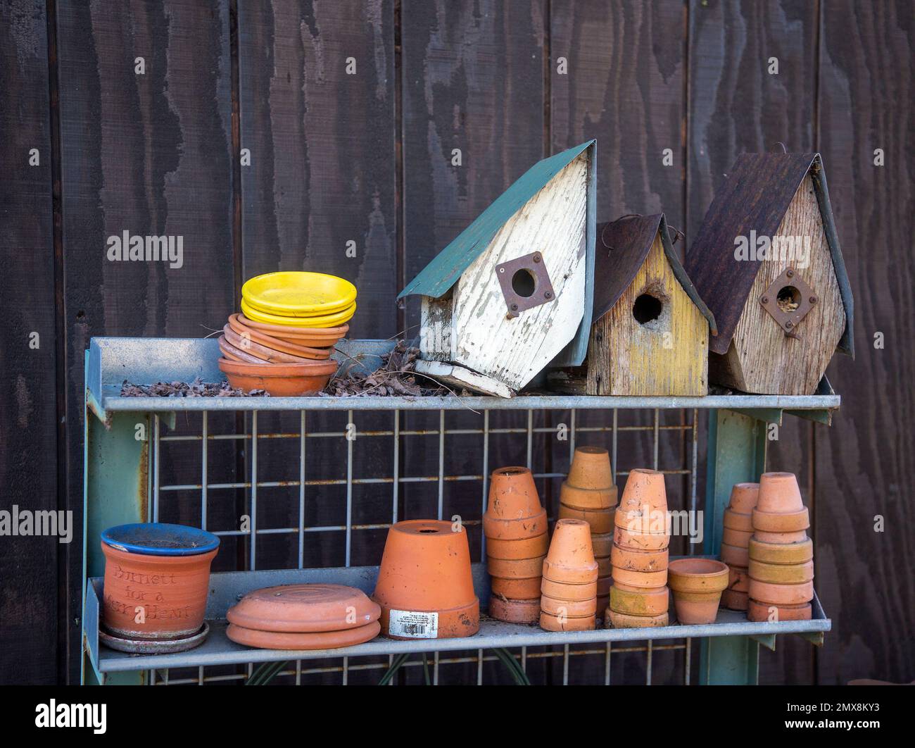 Un tavolo da vaso con pentole e birdhouses Foto Stock