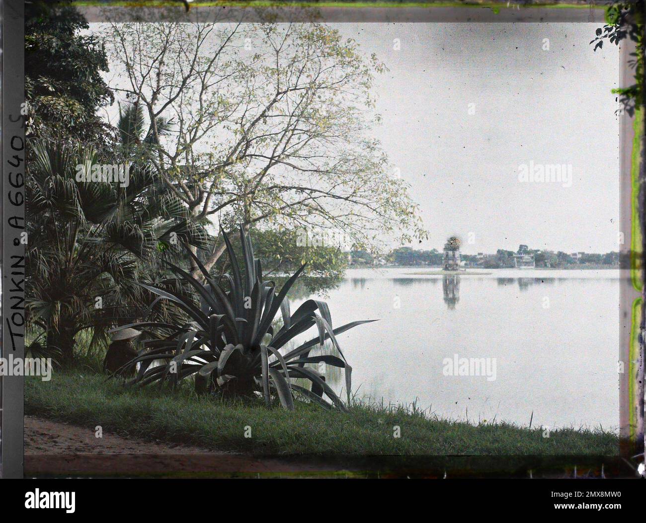 Hà-Nôi, Tonkin, Indochina le Petit Lac o Hoan-Kiem-ho ('Lac de l''parola restituita'), visto da rue Paul Bert, al pagode ottagonale chiamato 'Stûpa de la Île de la Tortue , Léon occupato in Indochina Foto Stock