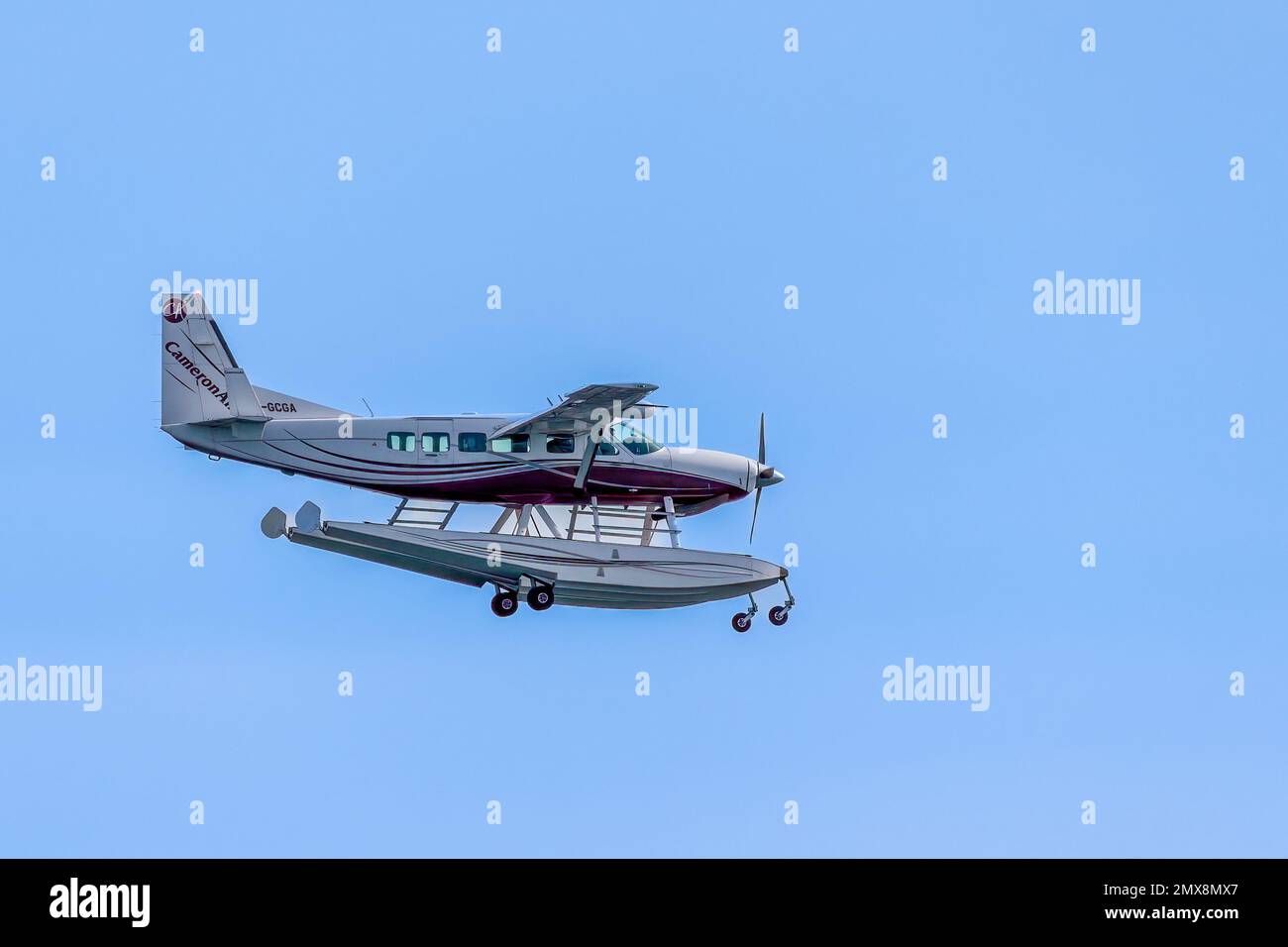 Un aereo d'acqua vola in un cielo blu chiaro Foto Stock