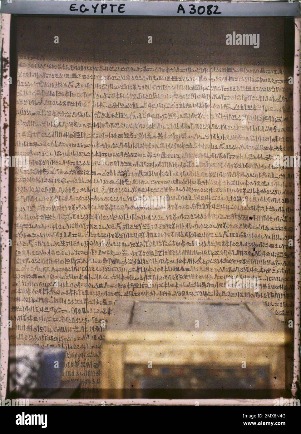 Cairo, Egitto, Africa pannello di legno con scritti hieratici al Museo Egizio , 1914 - Egitto - Auguste Léon - (gennaio-febbraio) Foto Stock