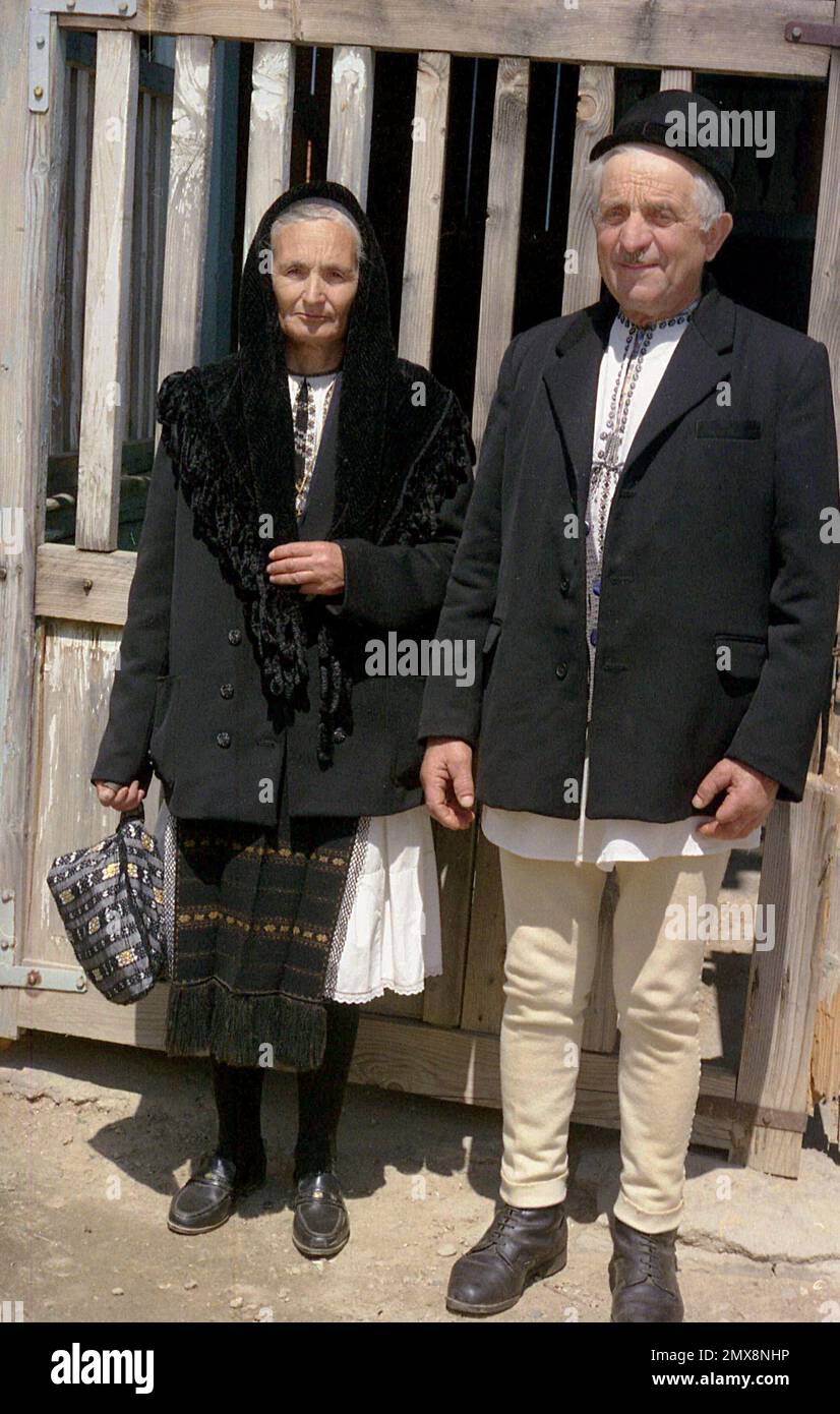 Coppia vestita con costumi tradizionali rumeni della zona di Sibiu (Transilvania, Romania), circa 1999 Foto Stock