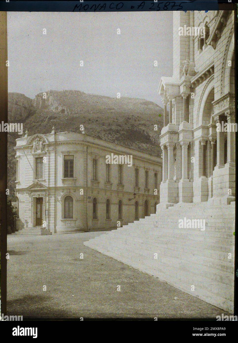 Monaco, Principato di Monaco il museo della paleontologia e la facciata della cattedrale , 1921 Cap Martin, Italia, Cap Martin - Auguste Léon (febbraio-aprile) Foto Stock