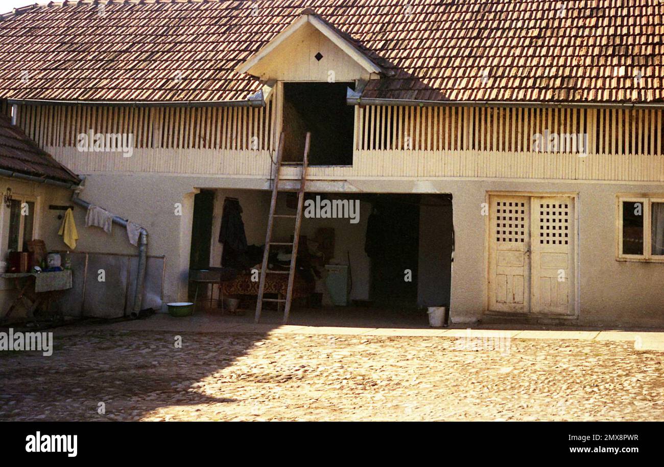 Grande fienile nella contea di Sibiu, Romania, circa 1999 Foto Stock