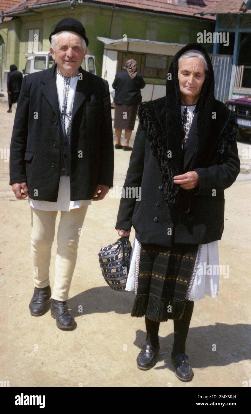 Coppia vestita con costumi tradizionali rumeni della zona di Sibiu (Transilvania, Romania), circa 1999 Foto Stock