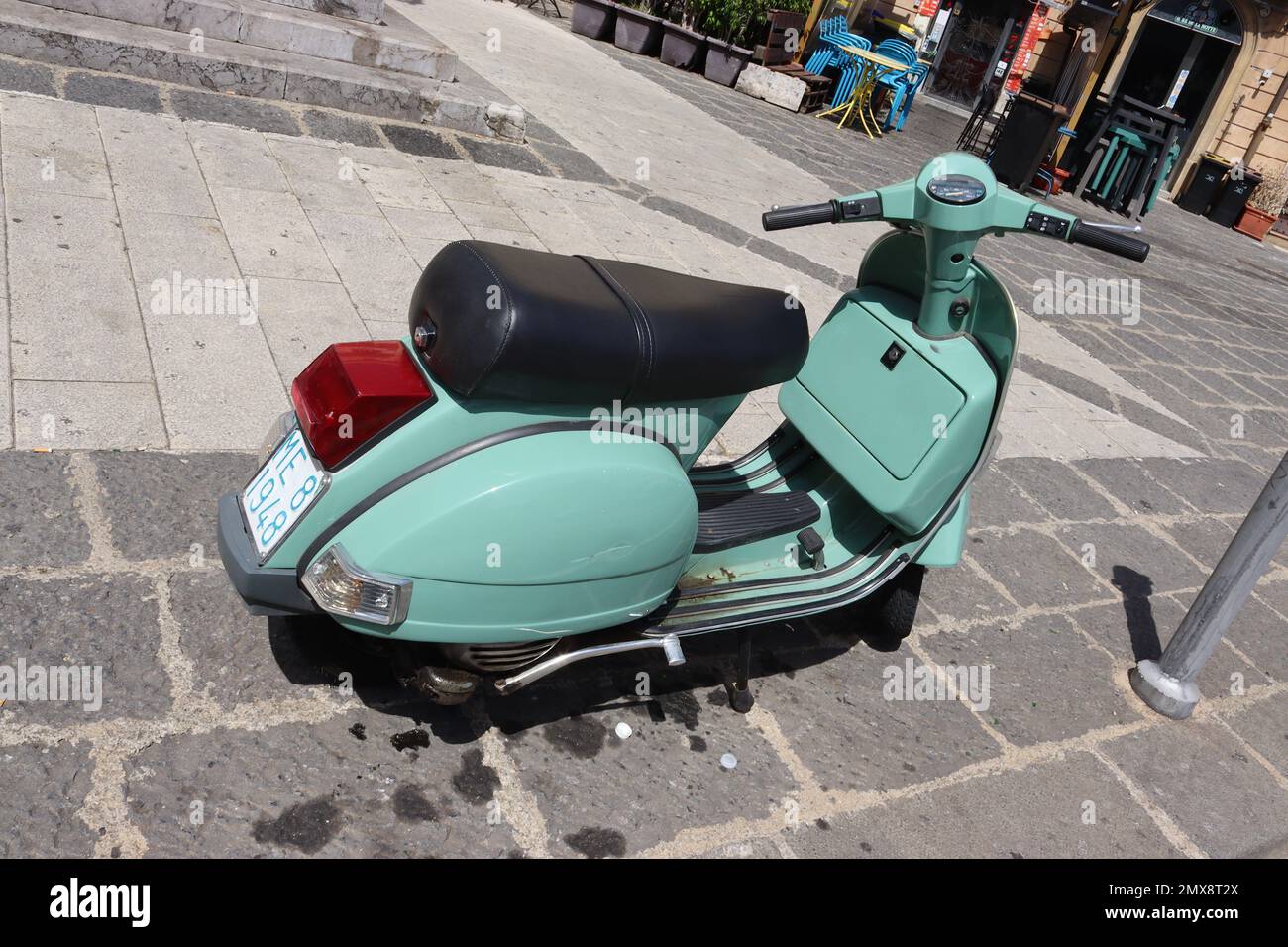 Uno scooter Piaggio Vespa PX150E, punto di riferimento delle vendite nazionali ed europee. Questo esempio siciliano è stato fatto alla fine dei suoi 21 anni di vita. Foto Stock