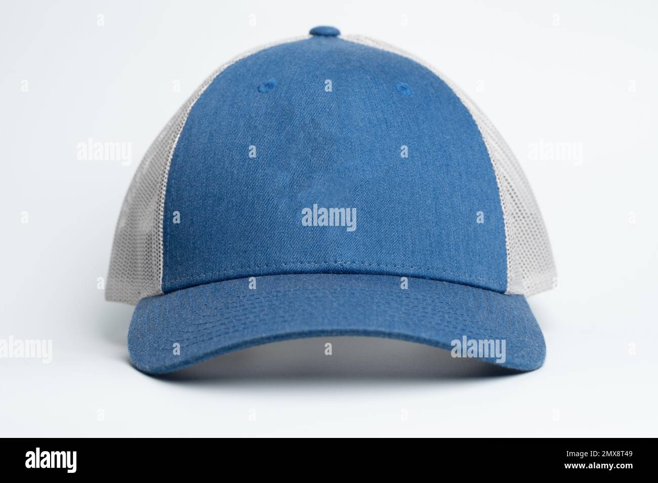 Vista frontale del classico cappello da baseball isolato su sfondo bianco dello studio Foto Stock