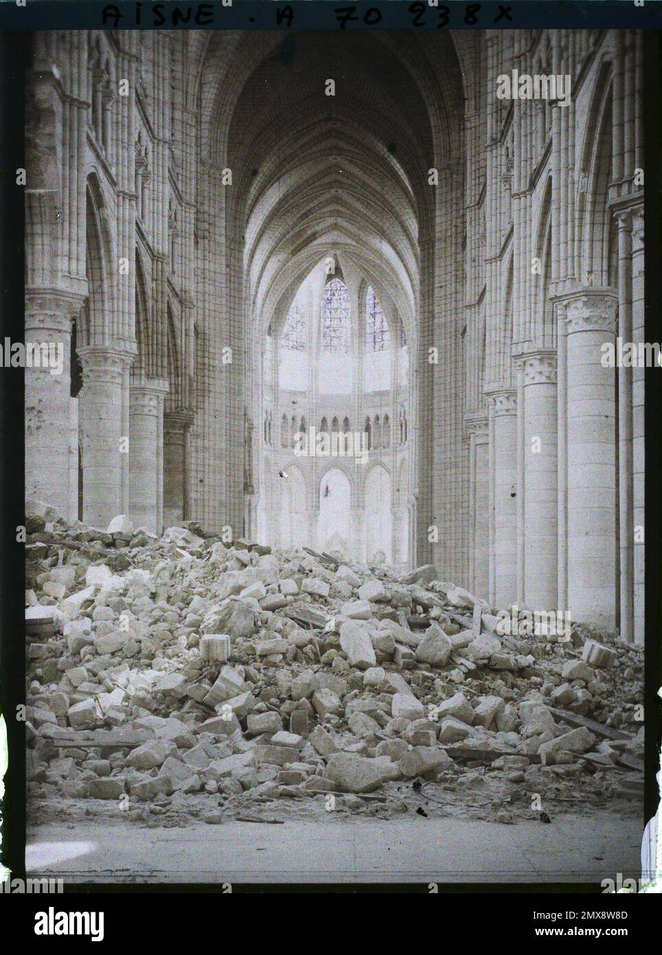 Soissons, Aisne, Francia la navata della cattedrale, detriti della volta , 1917 - Aisne - Fernand Cuville (sezione fotografica dell'esercito) - (maggio-luglio) Foto Stock