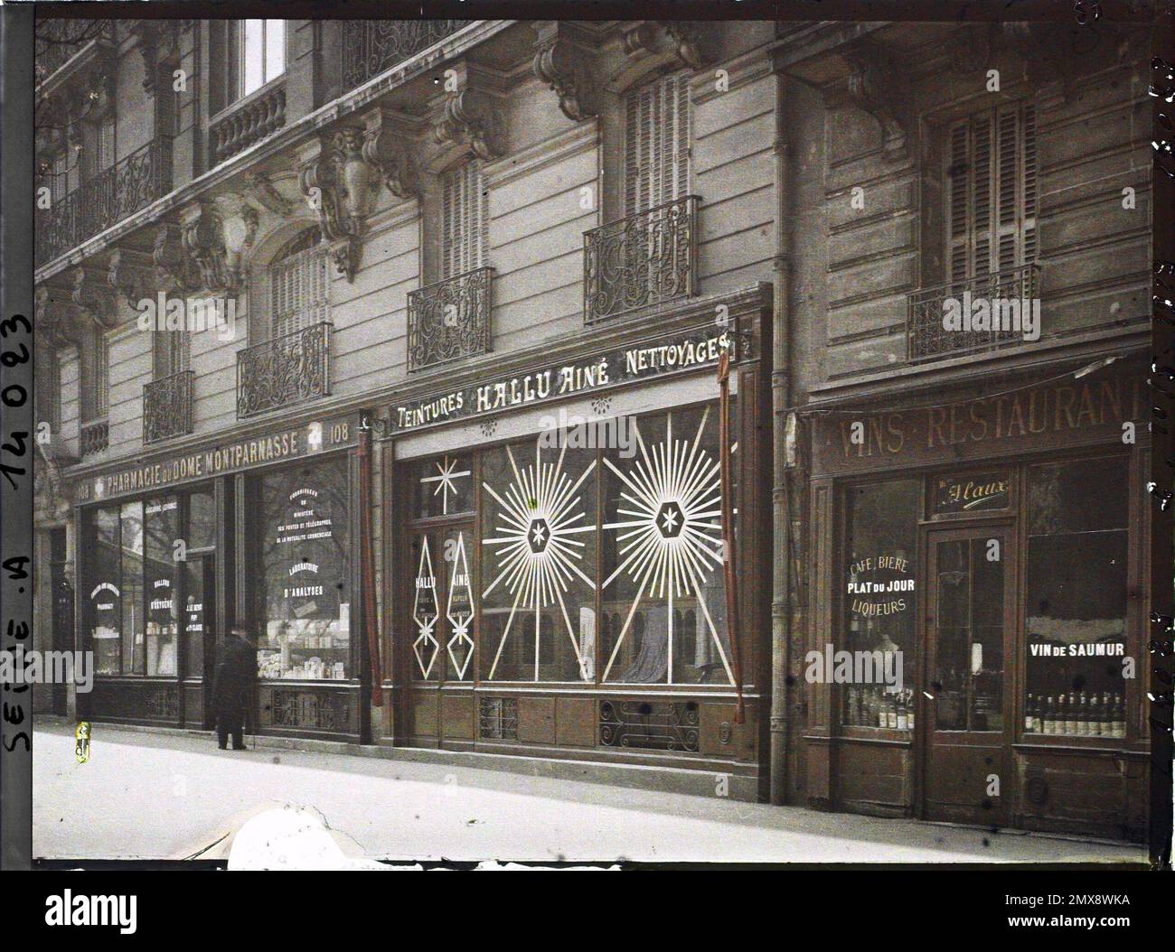 Parigi (XIV arr.), Francia finestre di negozi protetti contro il bombardamento di boulevard du Montparnasse, al numero 108 , Foto Stock