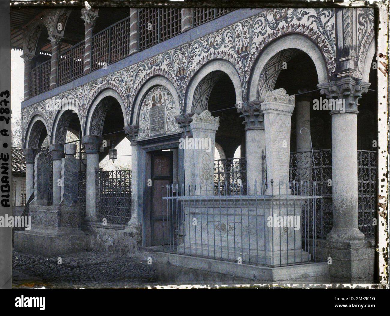Tirana, Albania Portico con colonne e sepolture della moschea Sulejman Pasha , 1913 - Balcani, Italia - Jean Brunhes e Auguste Léon - (settembre - ottobre 23) Foto Stock