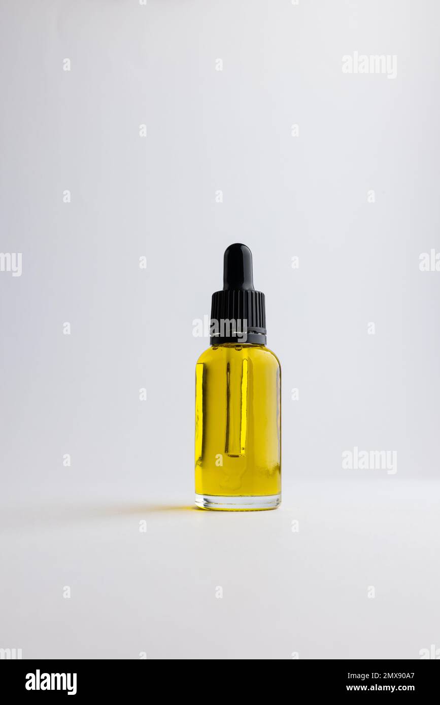 Immagine della bottiglia di vetro con pompa e spazio copia su sfondo bianco Foto Stock