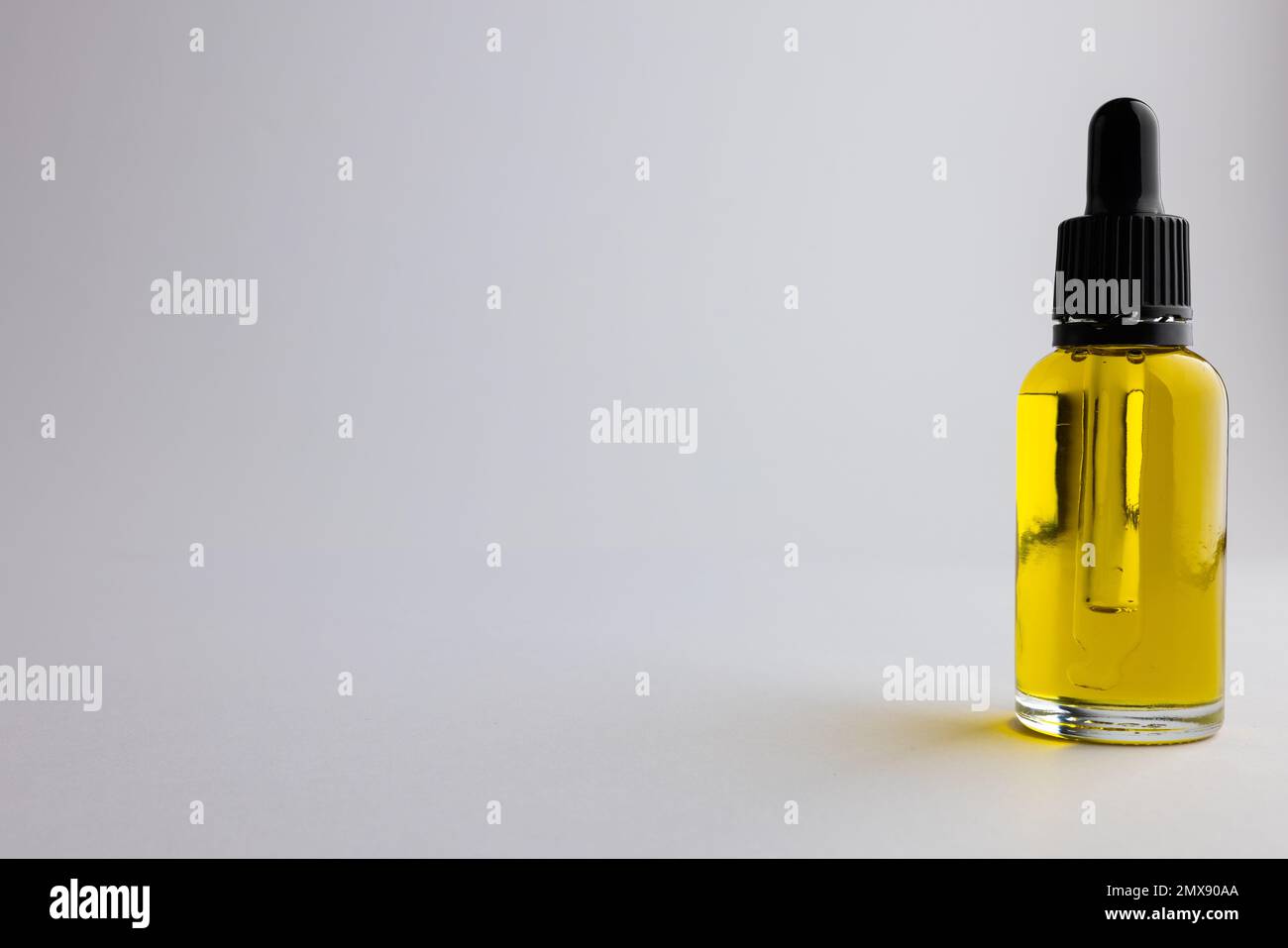 Immagine della bottiglia di vetro con pompa e spazio copia su sfondo bianco Foto Stock