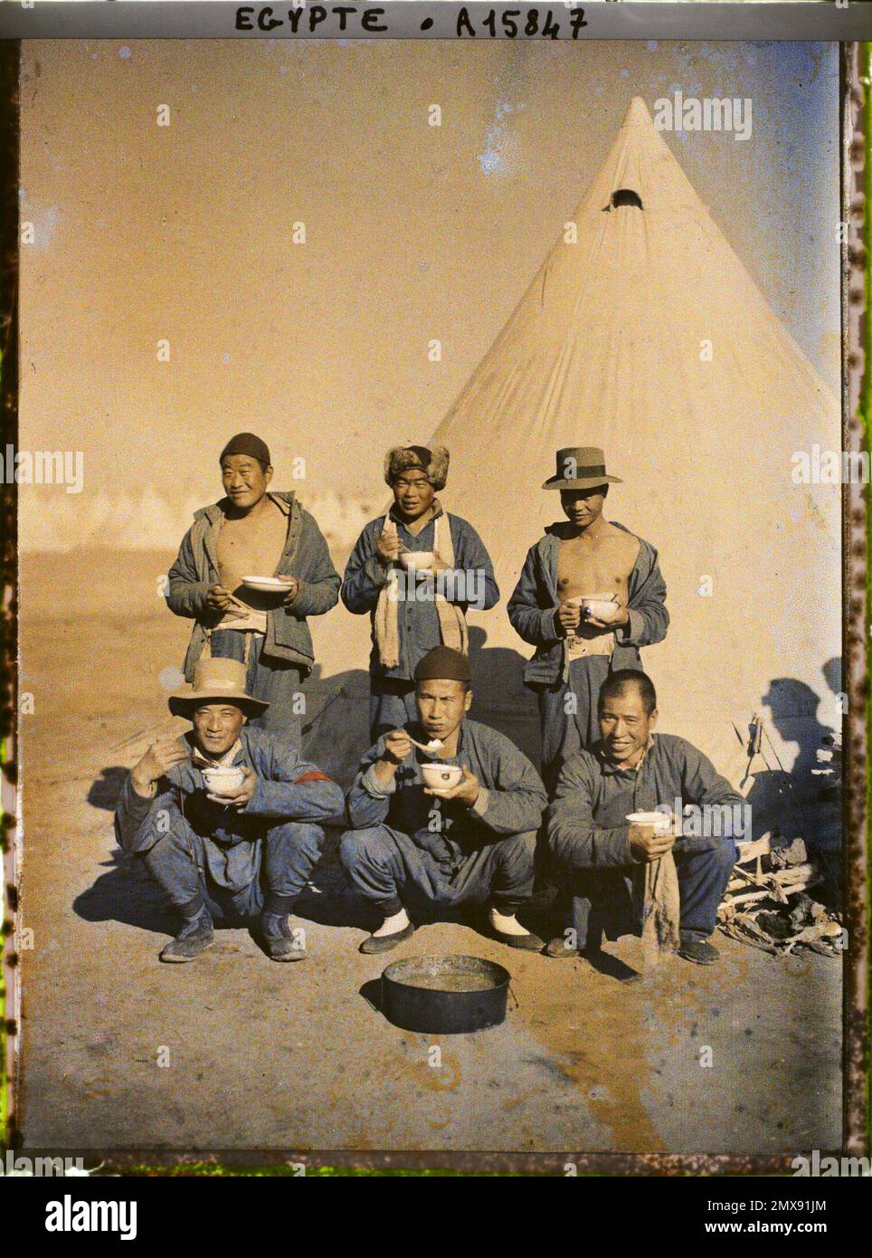 Port-Said, Egitto, Africa lavoratori cinesi nel mezzo di un campo nel loro campo , 1918 - Vicino Oriente, Egitto, Palestina, Cipro - Paul Castelnau (sezione fotografica degli eserciti) - (gennaio 9 - ottobre 6) Foto Stock