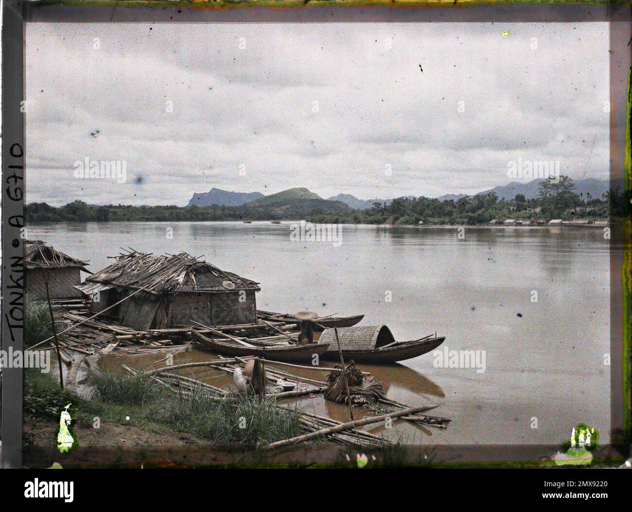 Phu Doan, provincia di Phu-Tho, Tonkin, Indochina di Sampans e case galleggianti sul fiume Claire, Léon occupato in Indochina Foto Stock
