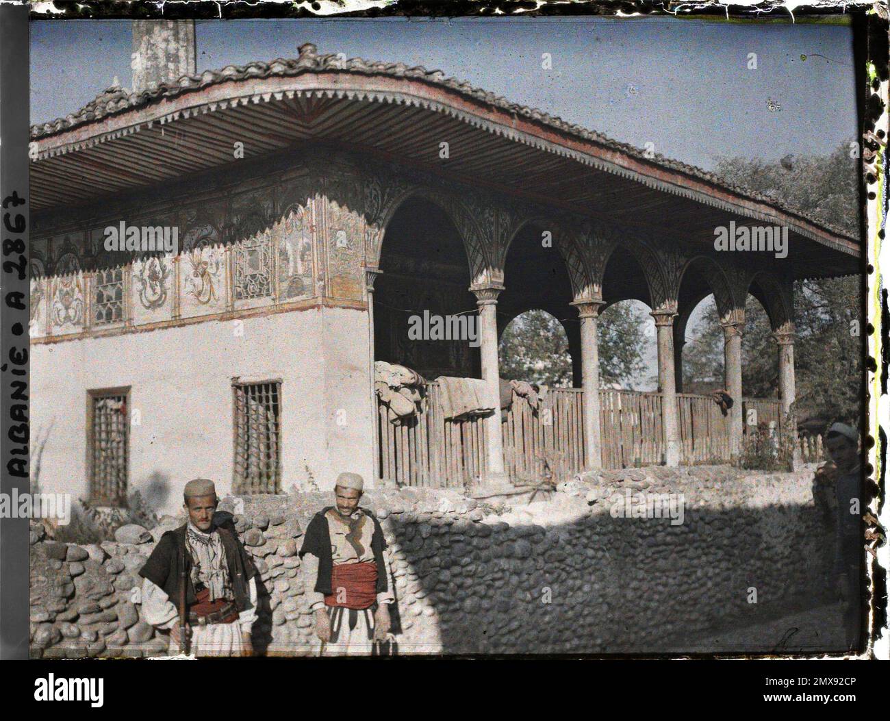 Tirana, Albania una moschea con due tipi in primo piano , 1913 - Balcani, Italia - Jean Brunhes e Auguste Léon - (settembre - ottobre 23) Foto Stock