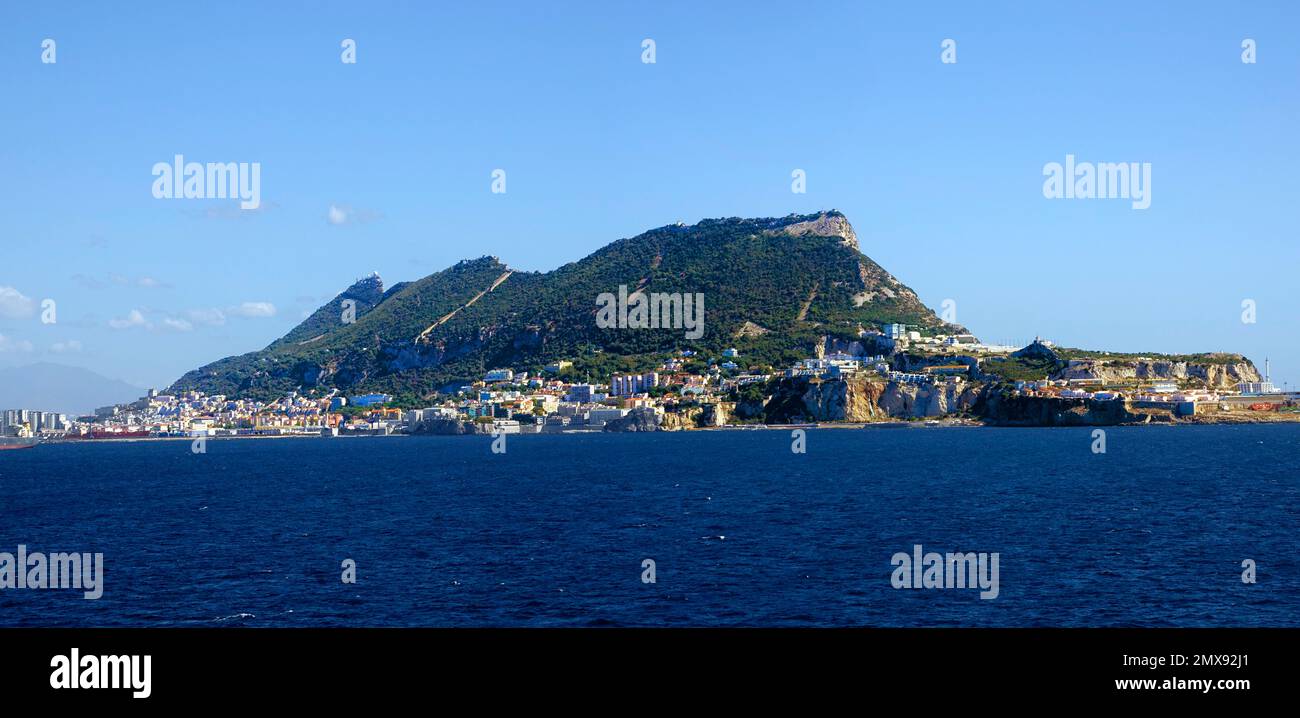 Rock of Gibraltar è un territorio britannico d'oltremare e città situata alla punta meridionale della penisola iberica Foto Stock