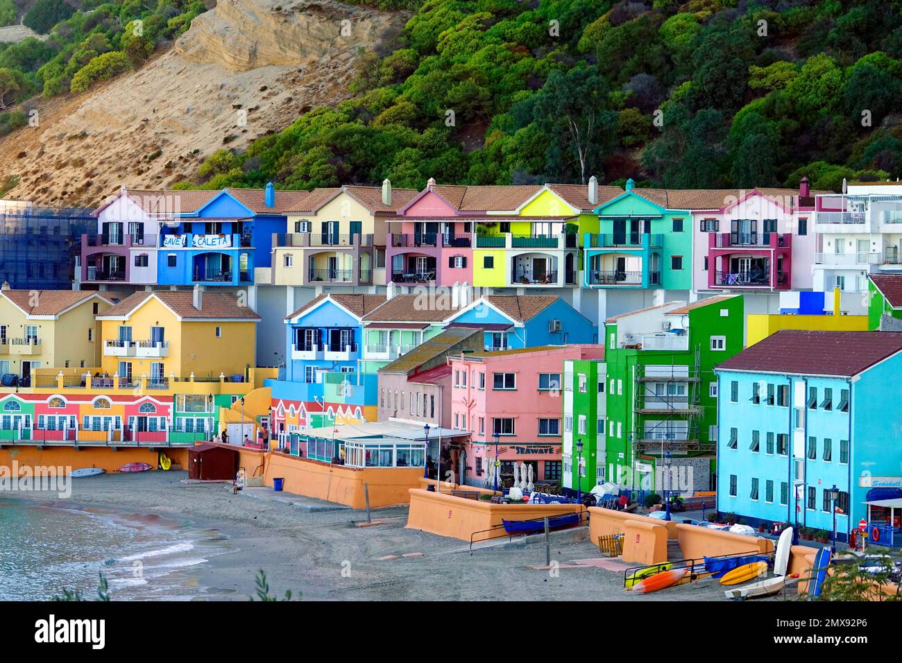 Case colorate Gibilterra è un territorio britannico d'oltremare e città situata alla punta meridionale della penisola iberica Foto Stock
