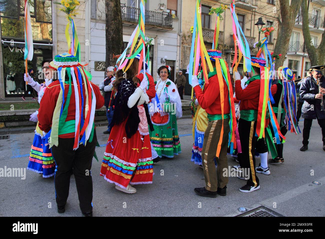 Le persone con costumi carnevale ballano e sfilano per le strade della città durante la domenica prima di Shrove Martedì. Foto Stock