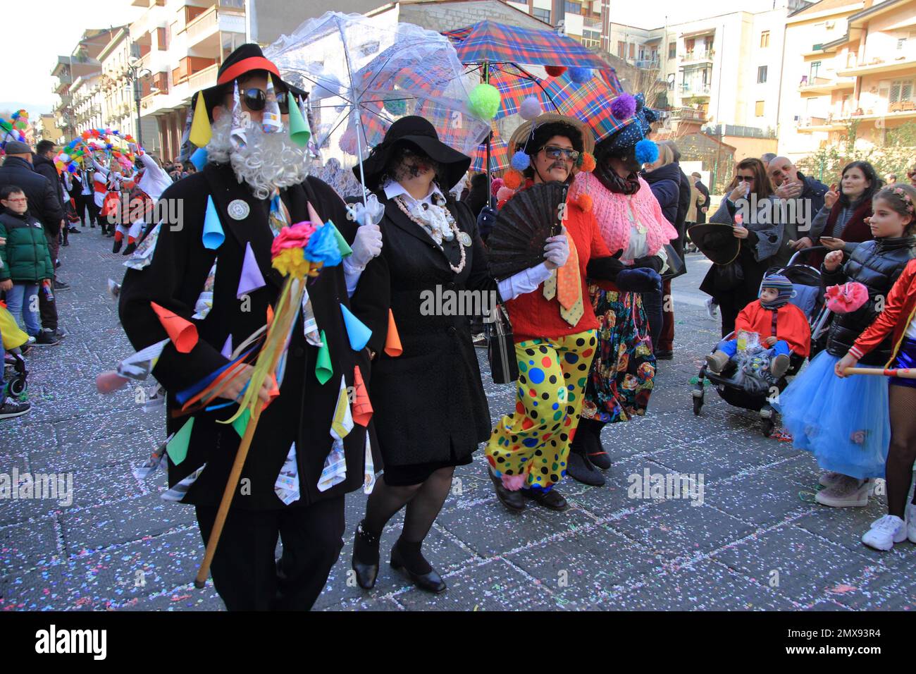 Le persone con costumi carnevale ballano e sfilano per le strade della città durante la domenica prima di Shrove Martedì. Foto Stock