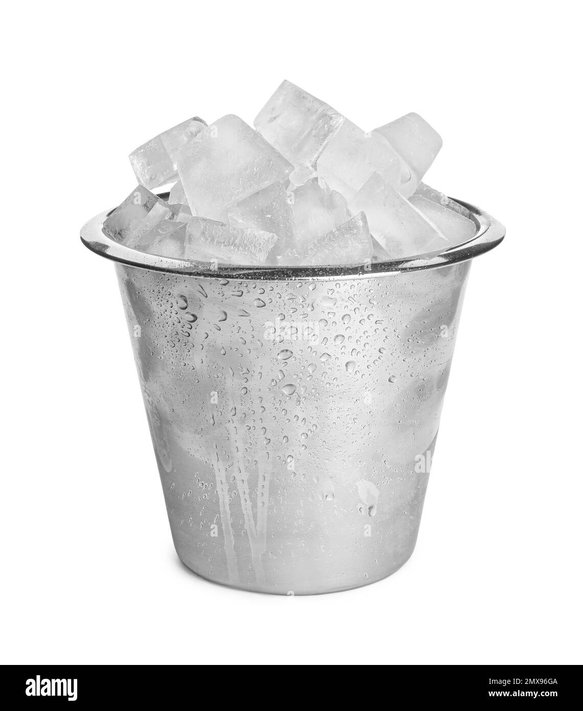 Secchio in metallo con cubetti di ghiaccio isolati su bianco Foto Stock