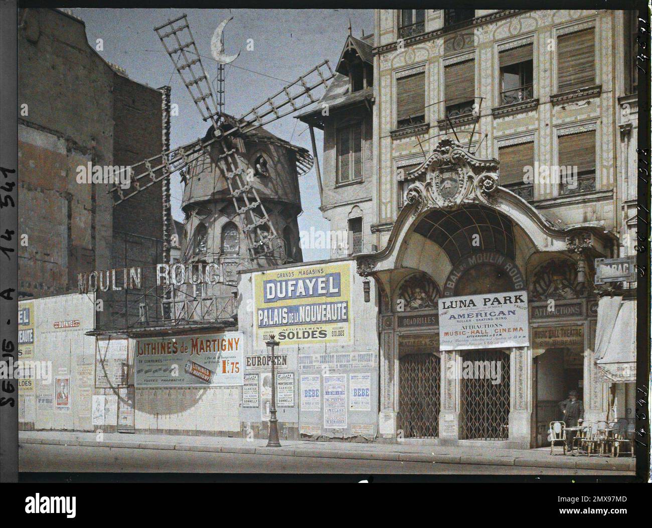 Parigi (18th arr.), Francia le Moulin-Rouge Boulevard de Clichy e pubblicità per Luna Park , Foto Stock