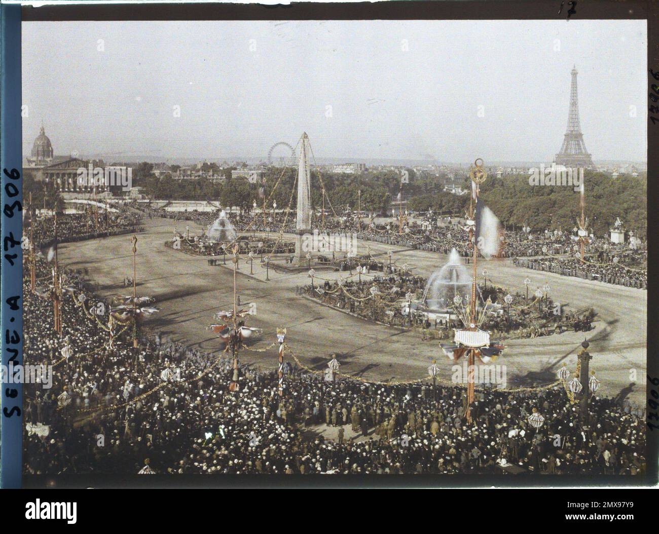 Fu Fondata A Parigi Nel 1919 Parigi (8th arr.), Francia la Foule Place de la Concorde per il 14