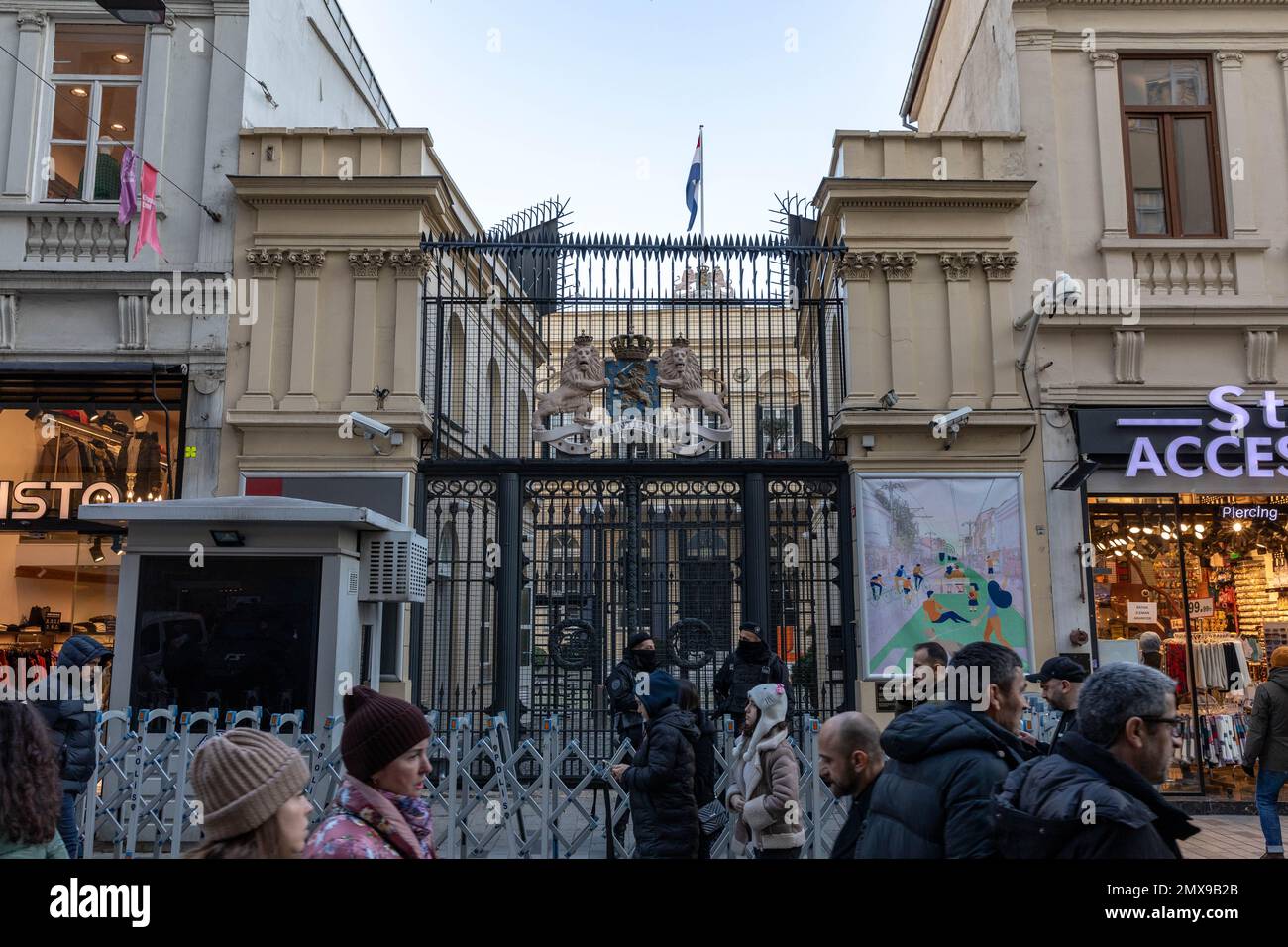 2 febbraio 2023: Il Consolato Generale dei Paesi Bassi, situato in Via Istiklal nel quartiere Beyoglu di Istanbul, è stato temporaneamente chiuso ai visitatori a causa di possibili proteste e terrorismo il 2 febbraio 2023 a Istanbul, Turkiye. Dopo la Germania, l'Inghilterra, i Paesi Bassi, l'Italia, il Belgio e la Francia, Il Consolato Generale della Svizzera a Istanbul ha annunciato che sarà chiuso fino ad un secondo annuncio per motivi di sicurezza. (Credit Image: © Tolga Ildun/ZUMA Press Wire) SOLO PER USO EDITORIALE! Non per USO commerciale! Foto Stock