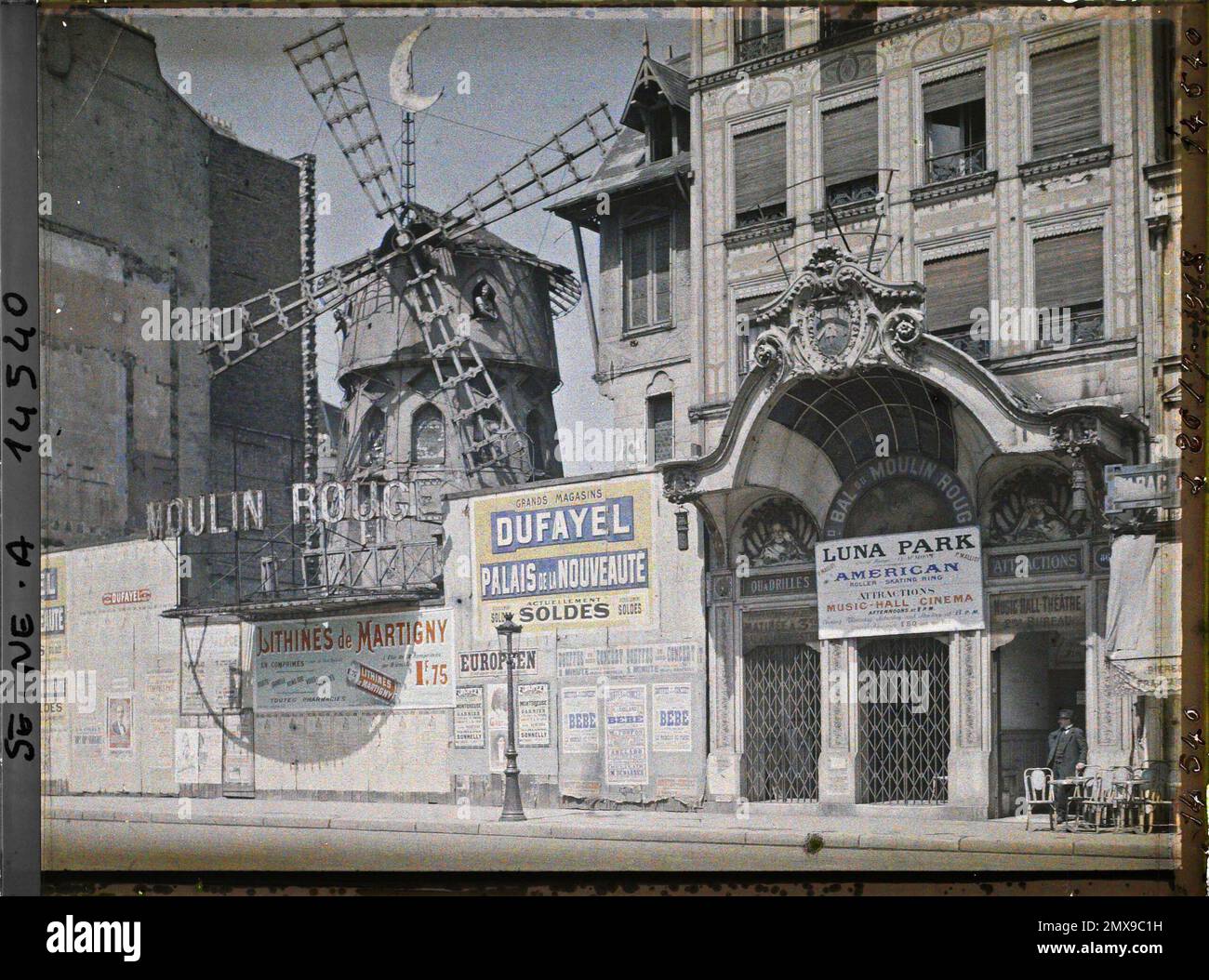 Parigi (18th arr.), Francia le Moulin-Rouge Boulevard de Clichy e pubblicità per Luna Park , Foto Stock
