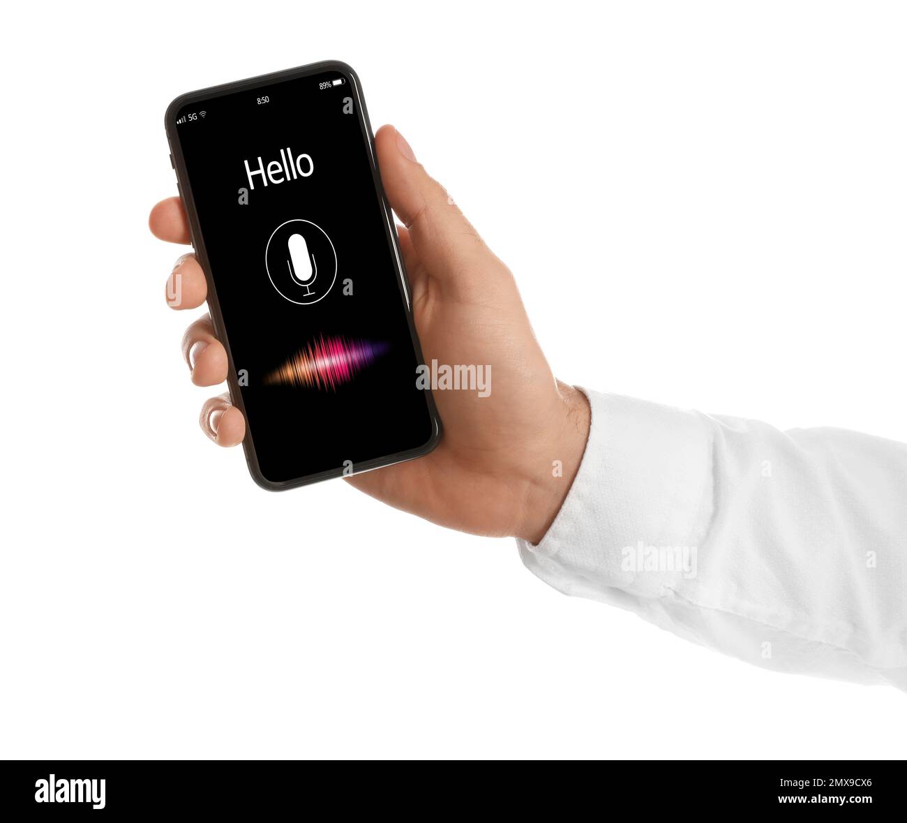 Uomo che utilizza la ricerca vocale sullo smartphone su sfondo bianco, primo piano Foto Stock