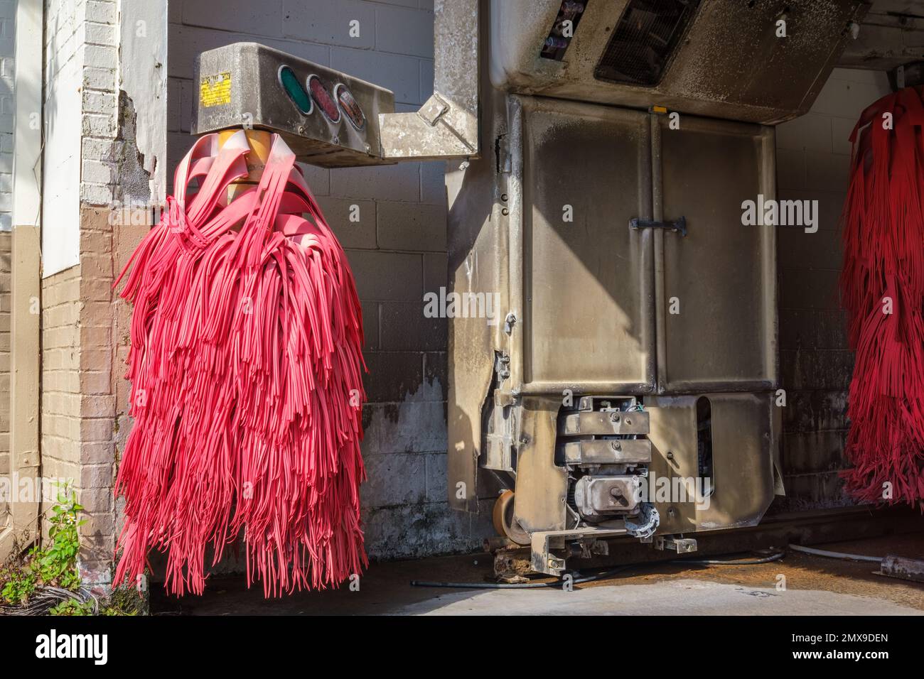 Primo piano di vecchi impianti di lavaggio automatico all'uscita di un autolavaggio a gettoni Foto Stock