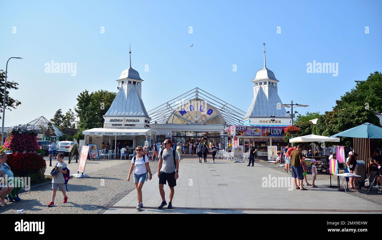 Miedzyzdroje, Polonia. 22 luglio 2021. I turisti si godono il sole e camminano davanti all'ingresso del molo. Foto Stock