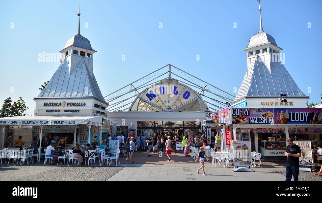 Miedzyzdroje, Polonia. 22 luglio 2021. I turisti si godono il sole e camminano davanti all'ingresso del molo. Foto Stock