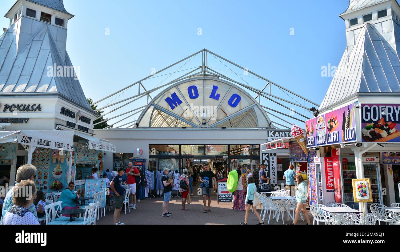 Miedzyzdroje, Polonia. 22 luglio 2021. I turisti si godono il sole e camminano davanti all'ingresso del molo. Foto Stock