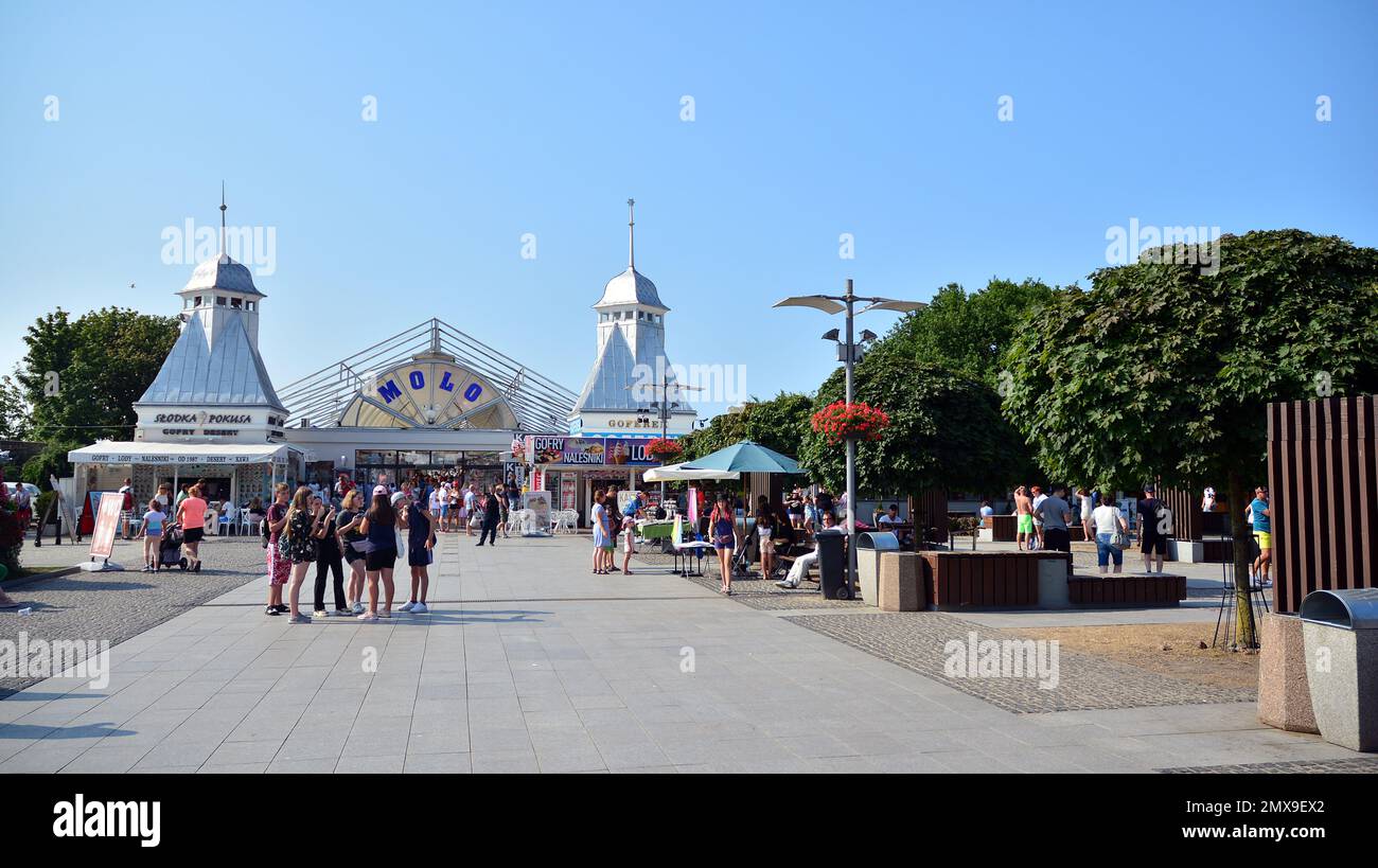 Miedzyzdroje, Polonia. 22 luglio 2021. I turisti si godono il sole e camminano davanti all'ingresso del molo. Foto Stock
