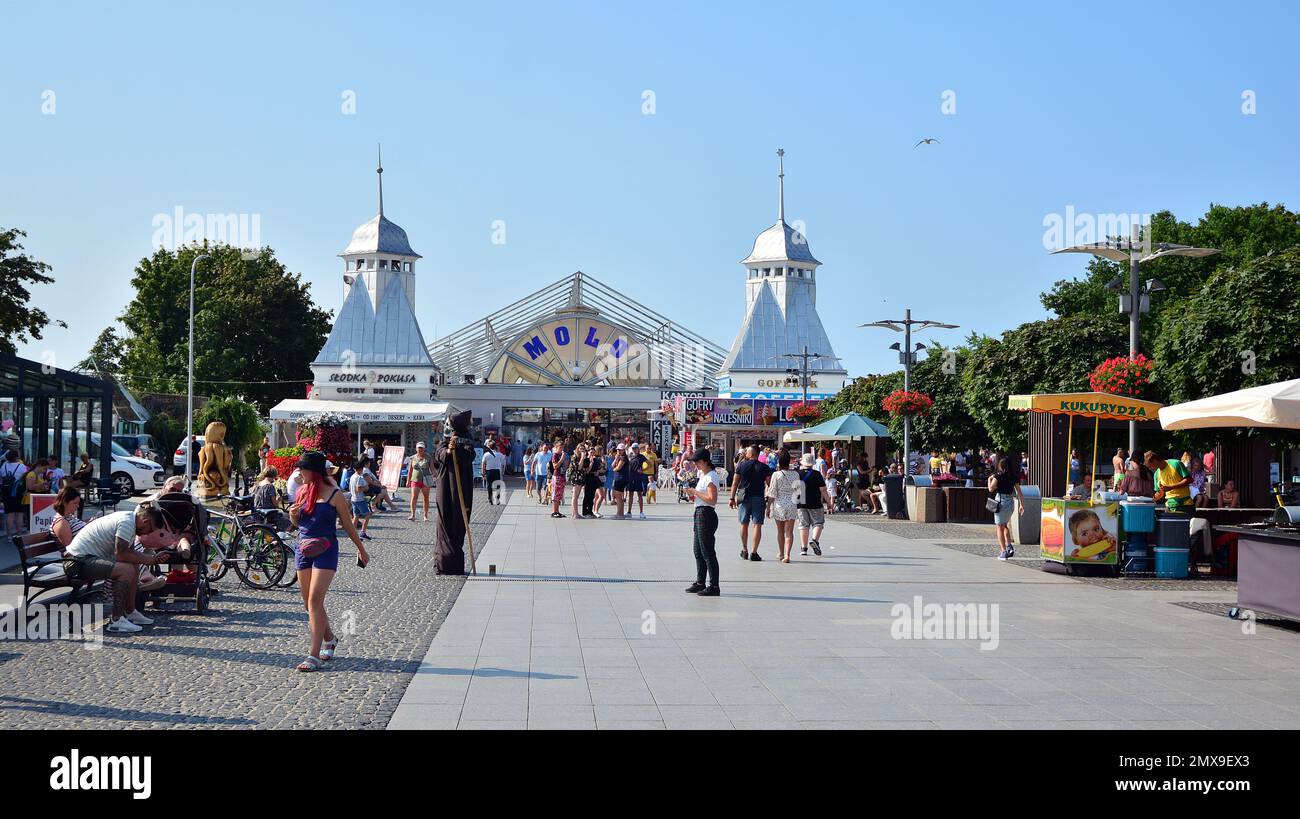 Miedzyzdroje, Polonia. 22 luglio 2021. I turisti si godono il sole e camminano davanti all'ingresso del molo. Foto Stock