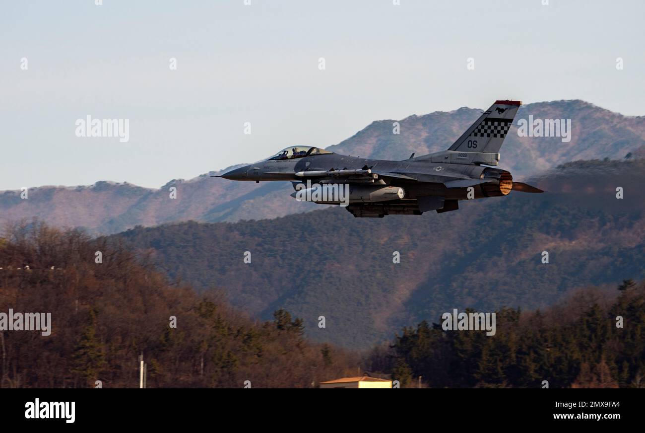 NEGLI STATI UNITI Air Force F-16 Fighting Falcon, 36th Fighter Squadron, decollo durante un evento di allenamento presso la base aerea Daegu, Repubblica di Corea, 31 gennaio 2023. Osan AB conduce regolarmente eventi di formazione in cui Airmen si mobilita per le basi operative di emergenza per rafforzare la prontezza e utilizzare strategie per aumentare la letalità. (STATI UNITI Foto dell'Aeronautica militare di staff Sgt. Dwane R. Young) Foto Stock