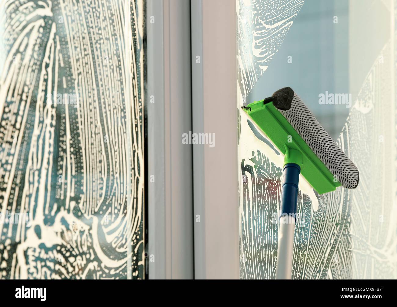 Pulire la finestra con una spatola interna. Spazio per il testo Foto Stock