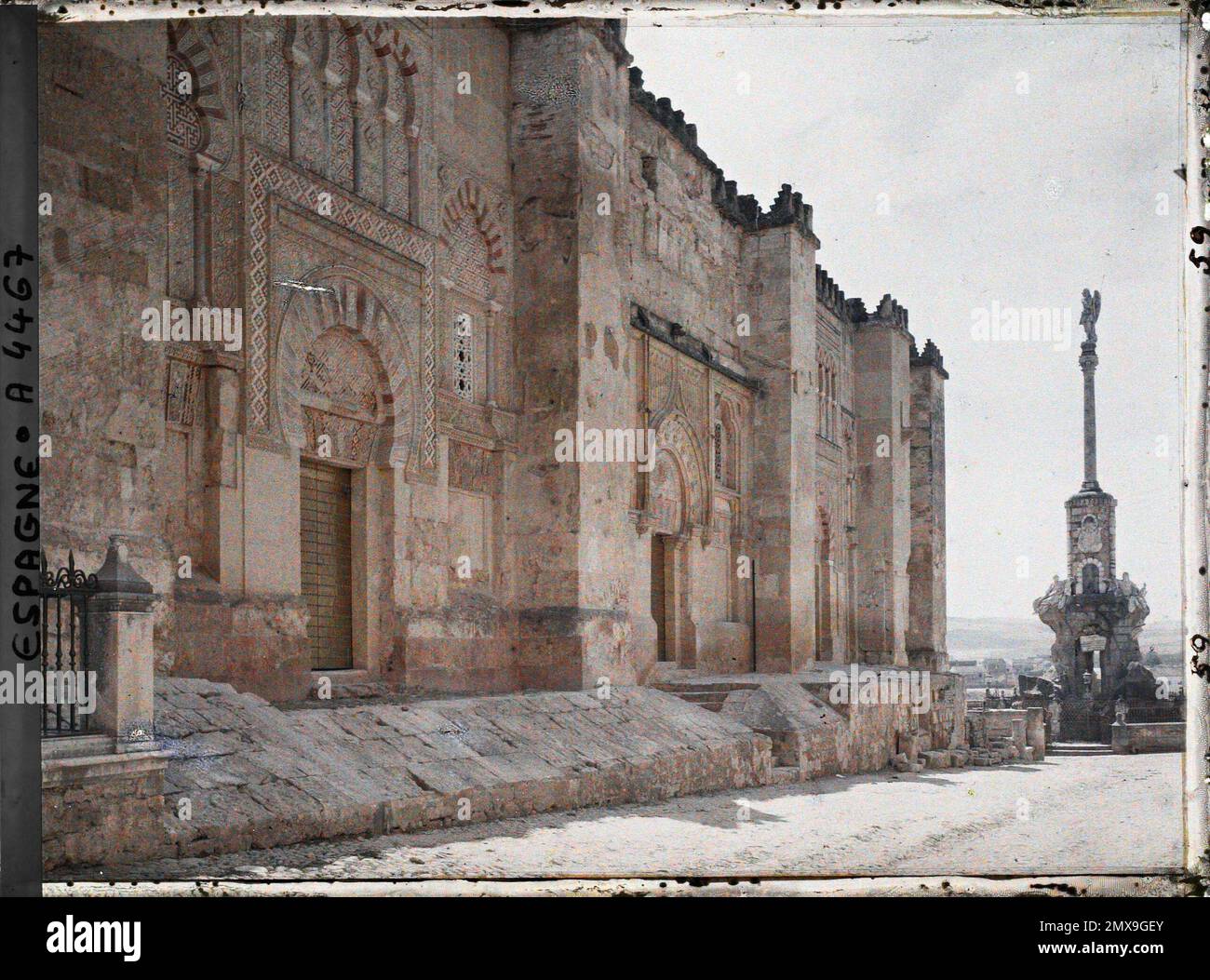 Cordoba, Spagna , 1914 - Spagna - Auguste Léon - (15 giugno - 4 luglio) (francese - Cordoue , Espagne). Statua, Islam, scultura, età media, decorazione scolpita, moschea, architettura religiosa, religione , Arte , Habitat , Architettura, Spagna, Cordoba, lato basso, con vecchie porte della moschea in fondo, 'El Triunfo Foto Stock