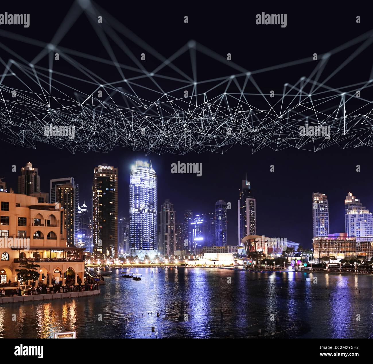 Città moderna di notte e rete radio. Concetto di connessione Foto Stock