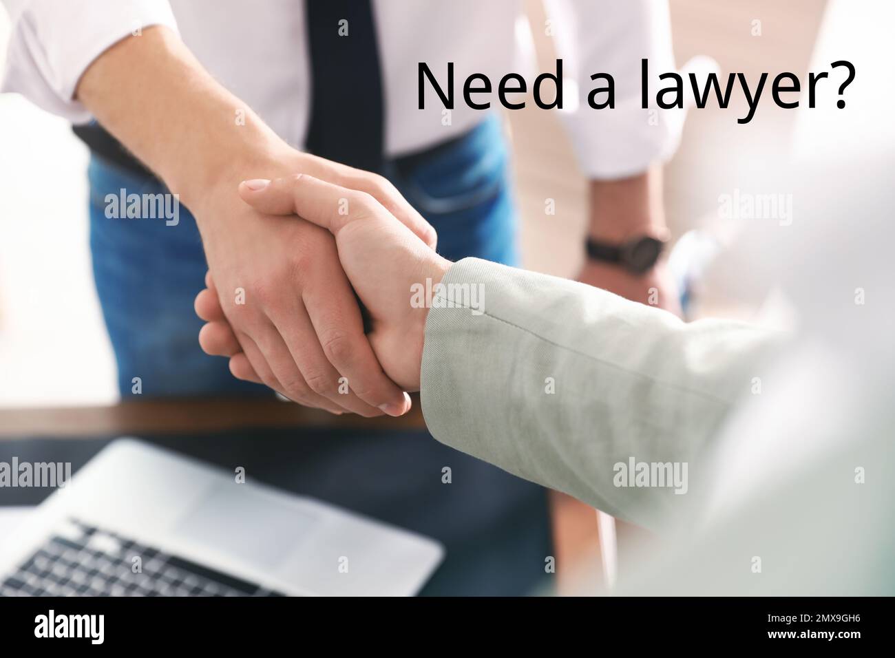 Partner commerciali che si stringono le mani al tavolo in ufficio, in primo piano. Hai bisogno di un avvocato? Foto Stock