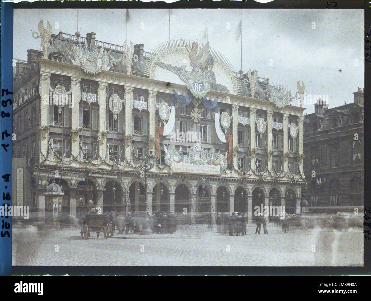 Parigi (Ier arr.), decorazioni in Francia sui negozi del Louvre Place du Palais-Royal per i Festival della Vittoria del 13 e 14 luglio 1919 , Foto Stock