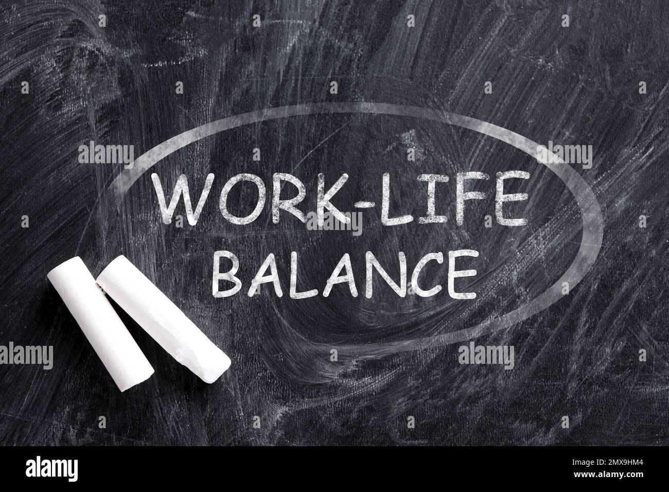 Frase equilibrio lavoro-vita scritto su lavagna, vista dall'alto Foto Stock