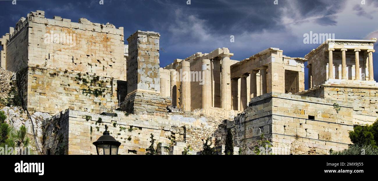 Situato in una posizione strategica, che domina ogni angolo della città, l'Acropoli di Atene è il luogo più importante e famoso di tutta la Grecia Foto Stock
